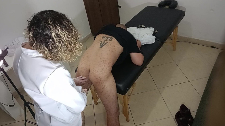 Gabi SweetCouplesStories: Il proctologo fa quello che vuole con il culo del...