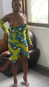 Africana Mais Sexy Menina Negra Faz Striptease Em Vestido Africano