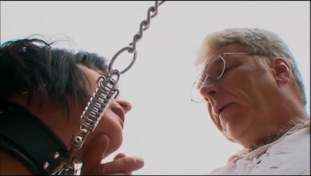 Absolute BDSM films - The original: Alter mann, dicke möpse demütigen auf der farm