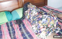 Adik tiri berbagi kamar hotel saat liburan sama abang tirinya sendiri