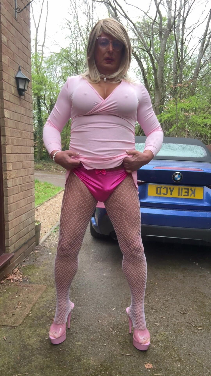 Kellycd2022: Sexy Crossdresser Kellycd2022 v růžových šatech a bílých síťovaných punčochách