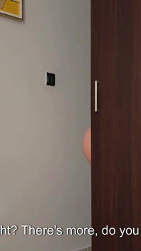 Madrasta se prepara para seu aniversário e pede ao enteado para escolher a calcinha mais sexy!