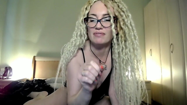 BadAssBitch: Succhiami il dildo per me e poi fotto il culo,...