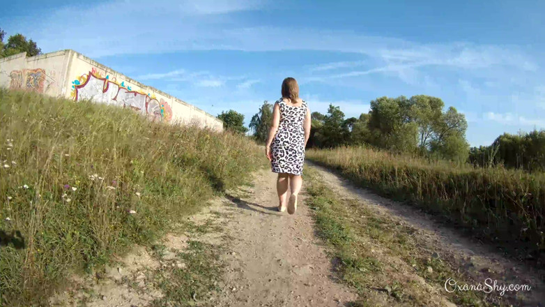 MILF Oxana: Błyskanie i niegrzeczna zabawa nad rzeką
