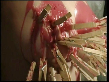 Dark Dungeon Secrets: BDSMふしだらな女が塗装され、乳首がクランプ