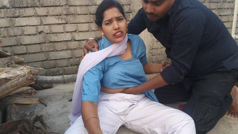 Sona bhabhi: 18岁的处女女大学生大胸部被她的继兄弟在户外德西女孩按压