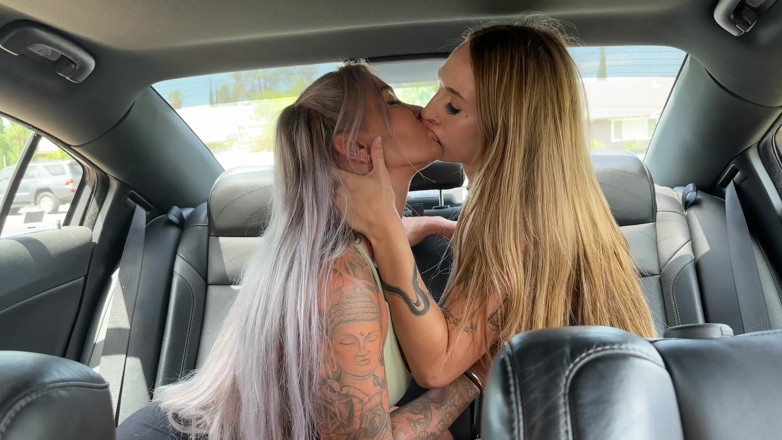Angel Youngs: Hayley Davies ile arabada seks