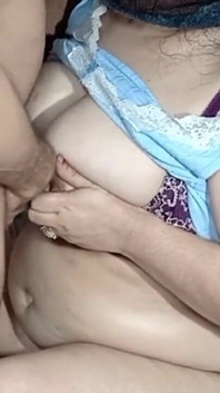 ช่วยชักว่าวและเย็ดนมกับคุณแม่เลี้ยงอินเดียหน้าอกใหญ่ ลูกชายที่กลับมาจากอเมริกา