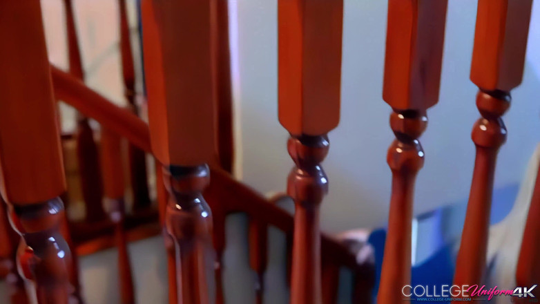 College Uniform: Sophia Smith की जोरदार चूसने की विशेषता