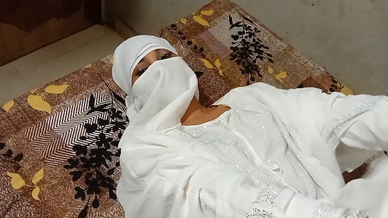 Dearshivani: 白いヒジャブを着たホットなイスラム教徒の美女がノーカットのペニスに犯された