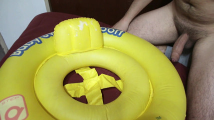 Inflatable Lovers: ห่วงยางสีเหลือง