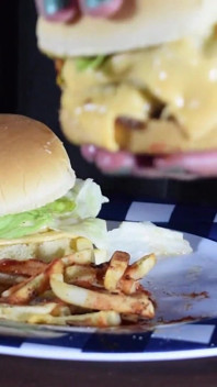 Goth Silene transeksual dengan batang besar mengongkek dan memancut mani dalam burger