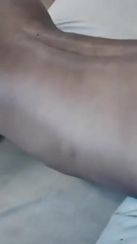 Siyah yarak düşkünü kadın kılıklı karısının sevgilisi tarafından sikiliyor