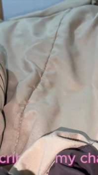 Deelt bed met haar prachtige, grote schoonmoeder in lingerie