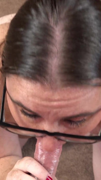 Ashley Ace suger kuk för sin intervju