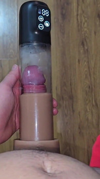 Pompând pula cu o pompă de vid plină de spermă după cumming