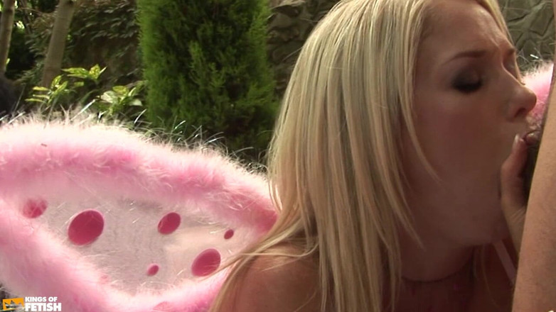 Big Tits for You: Duas meninas peitudas chupam dois caras com paus grandes e...