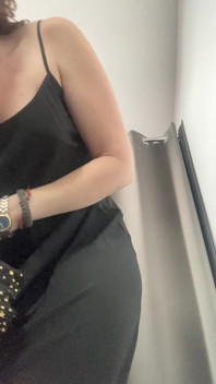 Je me mets à poil pour essayer des robes de couturière dans un magasin chic