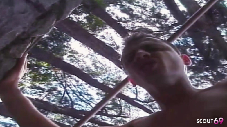 Shemale TS Collection: Сексуальна блондинка транссексуал на відкритому повітрі з кралею трахається в анал