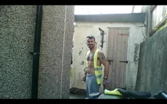 Carl che lavora nella sua biancheria da lavoro sporco Hi vis da una bella sborrata davanti alla doccia