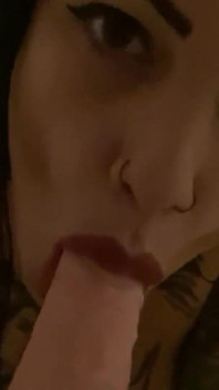 Blowjob sudut pandangan pertama dalam tab mandi