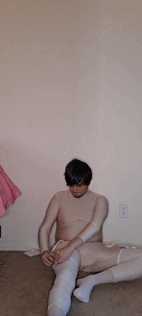Pup Zentai: แต่งตัวเป็นเมดสแปนเด็กซ์สีชมพู