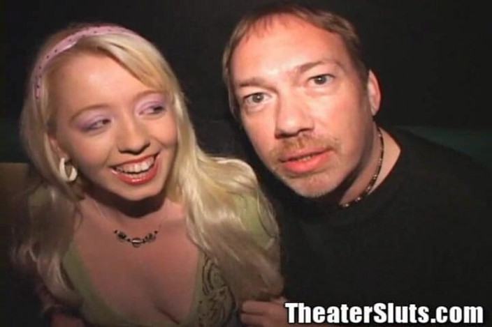 Theater Sluts: Sensual voz sofisticada, grupo de putas rubias follada en teatro...