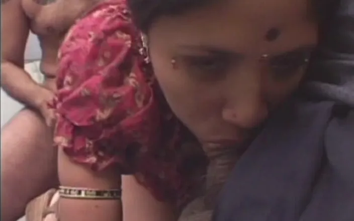Filles Francaises: Pretty Girl From India Fucked in a Hot Threesome Action