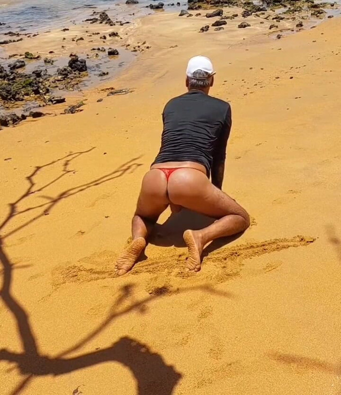 Ladysilvas: Ladysilva Crossdresser calcinha na praia mostrando sua bunda quente