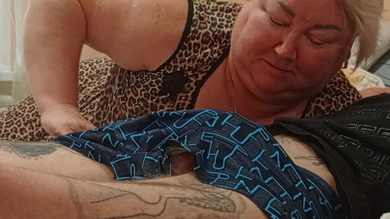 Zona901: Vecina înghite o gură de spermă după supt