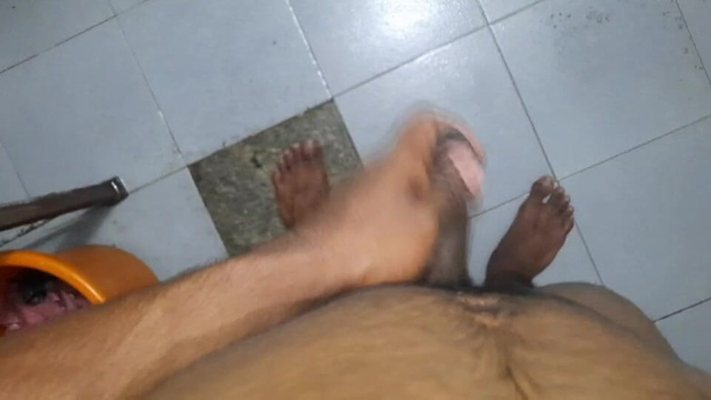 Wheyincognito: Ragazzo si masturba in bagno come una cagna