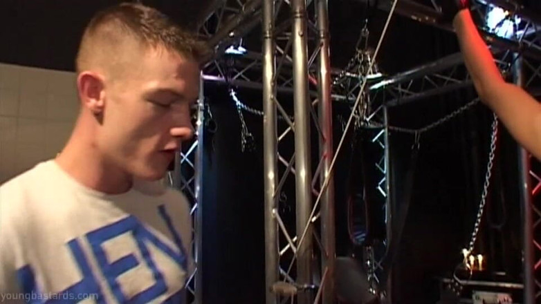 Young Bastards: Cera caliente y cabente