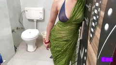 प्लंबर ने कहा, भाभी, अगर आप सहयोग करें तो मैं तुम्हारे जैसी महिला का सारा पानी पा सकती हूं।