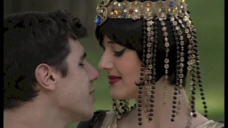 Inhonorof porn: Cléopâtre Suce Une Grosse Bite Et La Prend Dans Son...