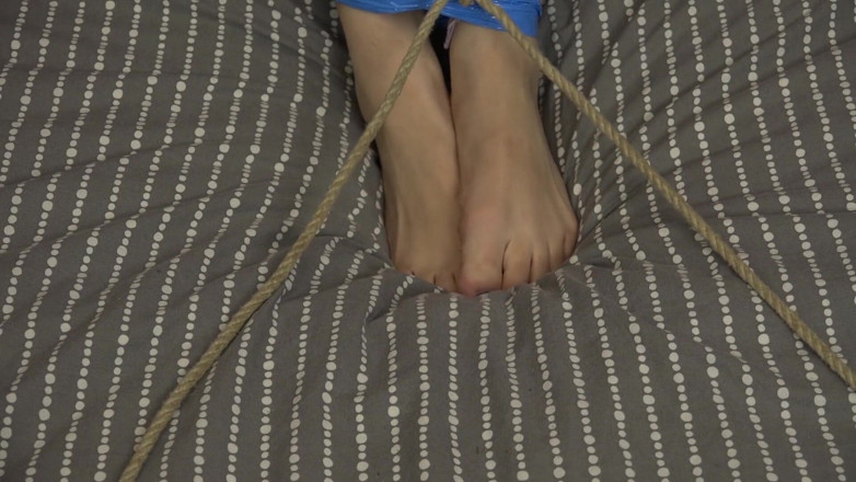 Restricting Ropes: Luna Grey - mumifikované na posteli