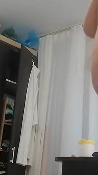Amateur-ehefrau Masturbiert Mit Den Fingern in Der Muschi Bis Zum Orgasmus.