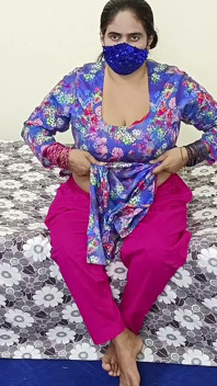 Ogromna cycata Desi Pakistańska ciocia masturbuje się dużym dildo