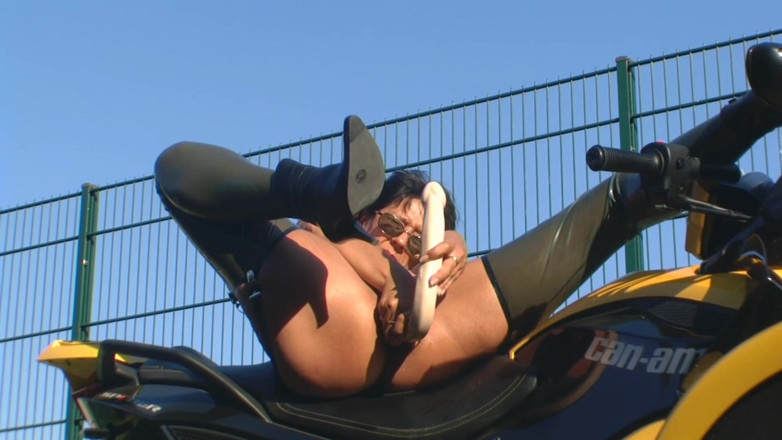 Rubber & Clinic Studio - 1ATOYS: Un lavement pervers s'amuse en plein air