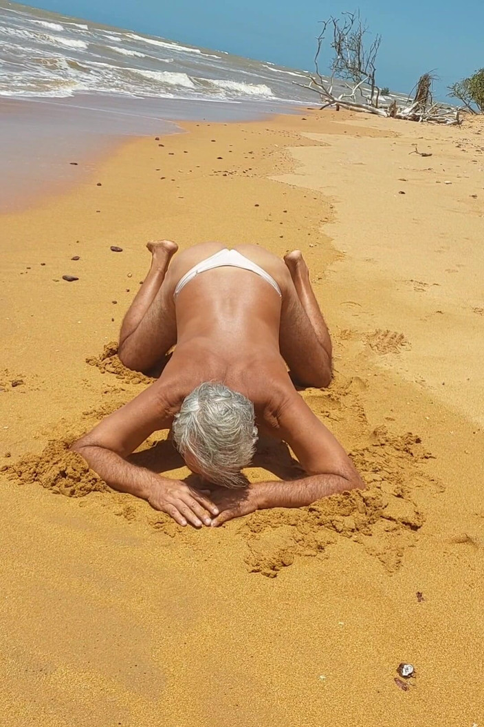 Ladysilvas: Ladysilva travestito in mutandine sulla spiaggia piene di arrapato nel...