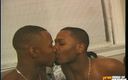 Gay Diaries: 角質黒男はベッドの上で彼のパートナーと激しい肛門性を持っています