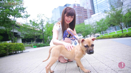 Asian happy ending: La monella asiatica si spoglia per mostrare le sue tette...