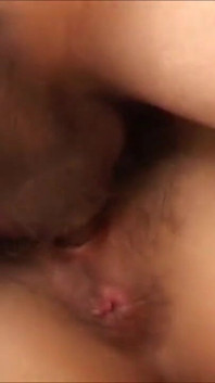 Peste 60 de ani își desface picioarele larg deschise în timp ce suge pula excitată