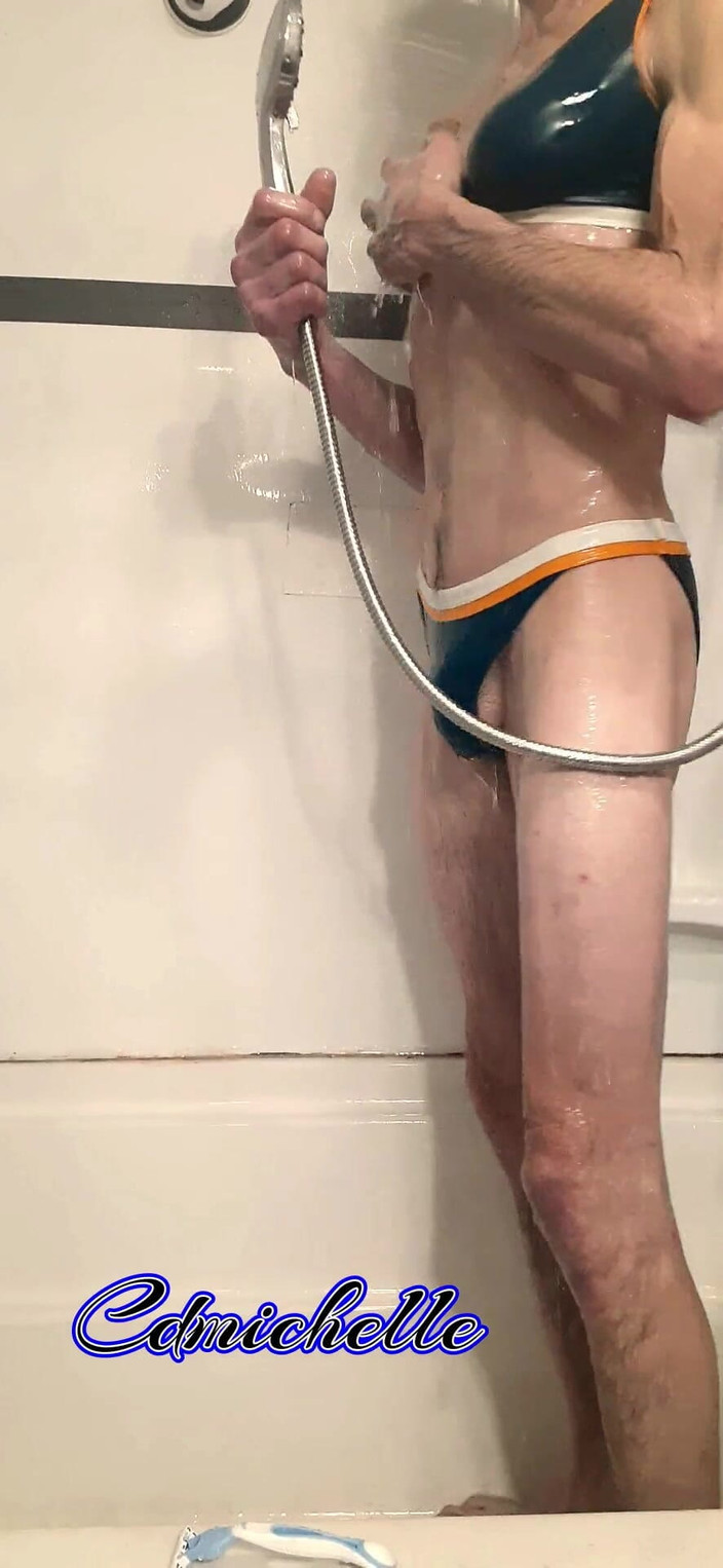 Crossdressers Cd Michelle wearing sexy lingerie: Crossdresser cdmichell memakai baju renang dua bagian biru