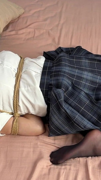 JK schwarze Strëmpfkondom, stark auf dem Bett