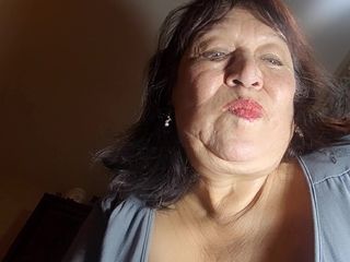 Zilah Luz: Tante seksi dengan memek berbulu lagi asik masturbasi pakai kaki...