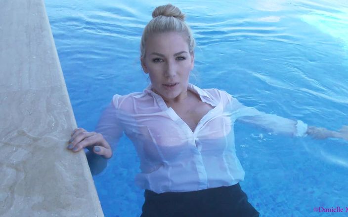 Danielle Maye: Nasse kleidung, urlaubsnecken