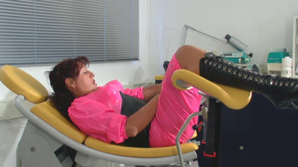Rubber & Clinic Studio - 1ATOYS: Pompa della figa d'aspirazione e dildo anale
