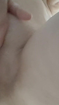 Mi siedo sulla sua faccia e la stuzzico con la mia figa senza lasciarmi leccare