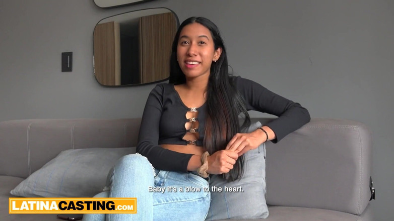 Latina Casting: Amatör Latina knullad av amerikansk producent och sväljer sperma!