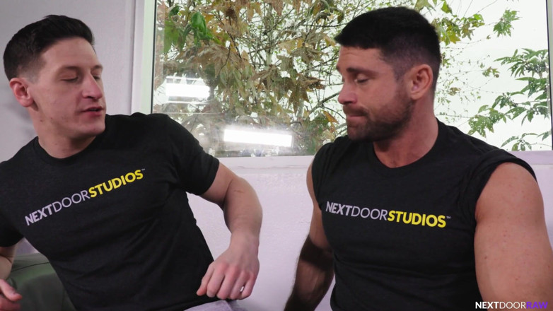 Next Door Studios: NextDoorraw - Dalton Riley, musclée et musclée, donne un facial à un...